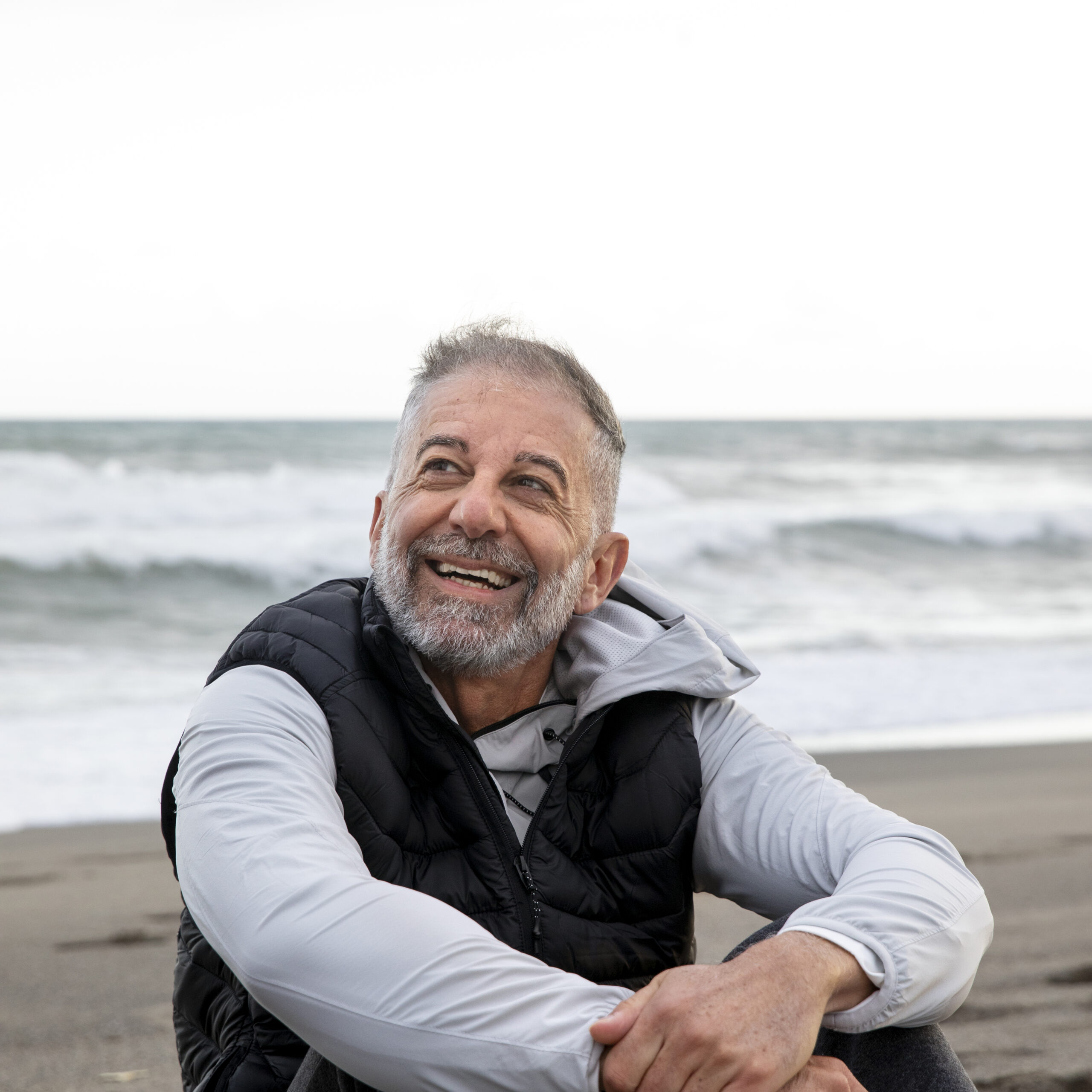 medium-shot-smiley-man-beach copiar